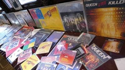 Exposition d'une large collection d'objets de Queen